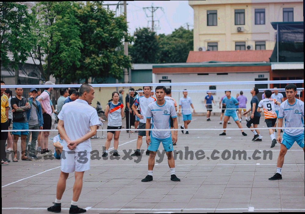 金属质感的资料包图标配霓虹光边，旁边悬浮着一枚版本号标签